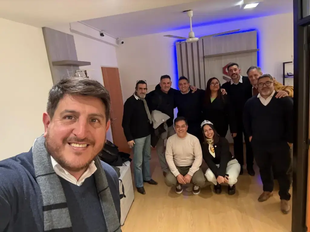 Luciano D'Mari recibiendo reconocimiento Speaker MDRT Day Argentina 2022